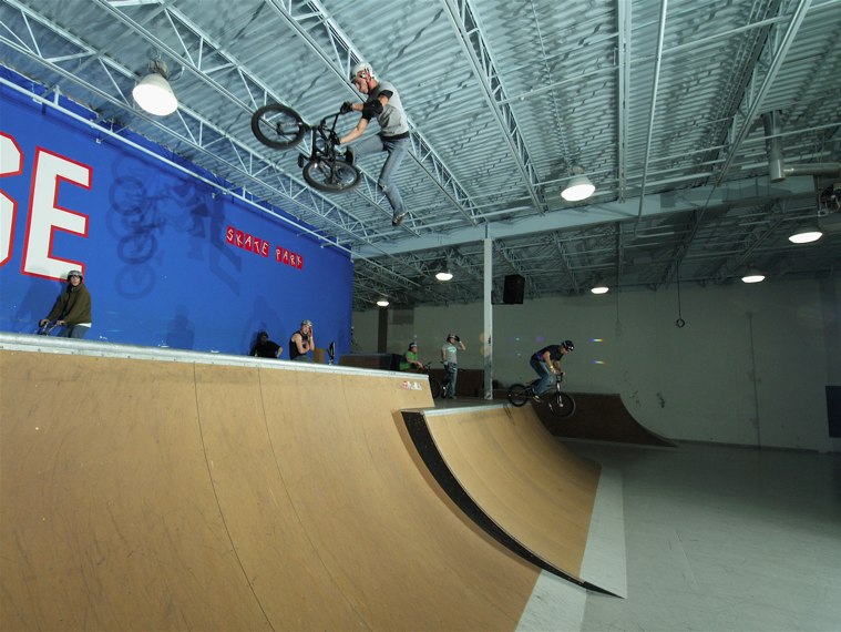 20061125_ShowcaseBikes_06.jpgw759h570