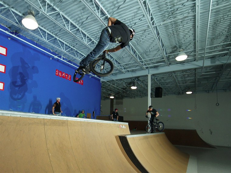 20061125_ShowcaseBikes_36.jpgw759h570